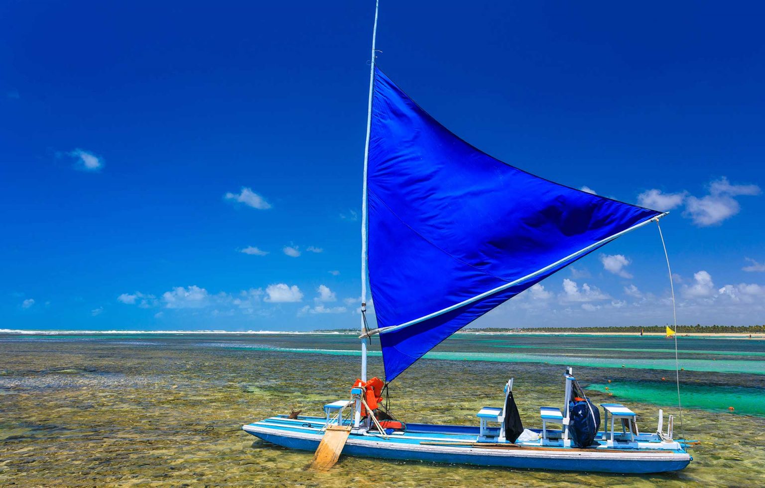 Jangada azul em Porto de Galinhas