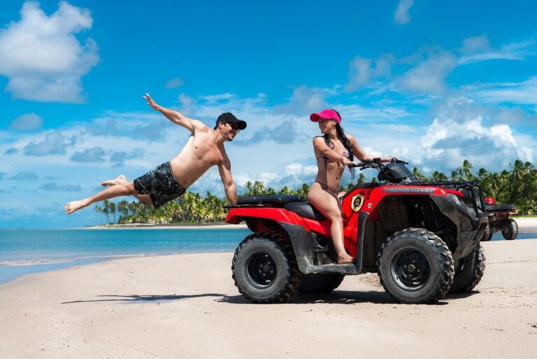 foto casal passeio de quadriciclo em porto de galinhas