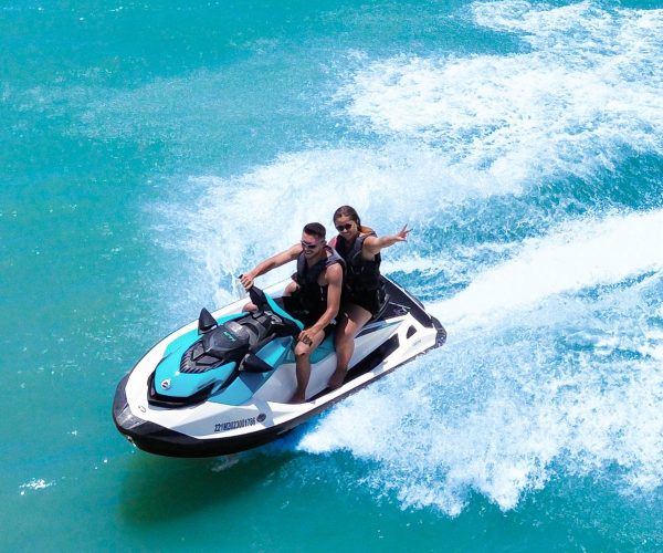 casal curtindo as ferias de jet ski em Porto de Galinhas