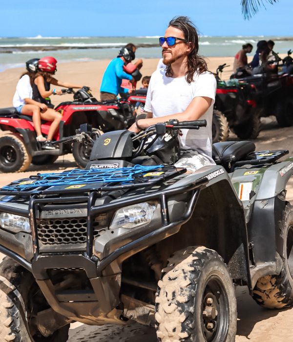 quadriciclo com os amigos na praia de porto de galinhas