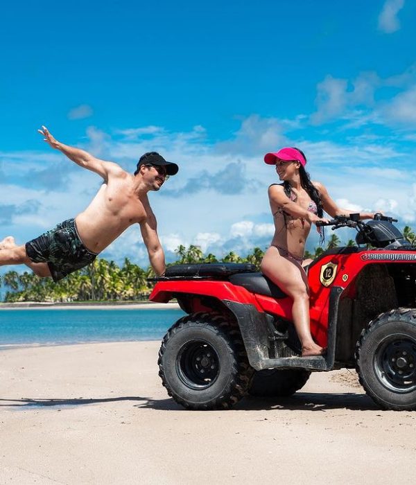 foto casal passeio de quadriciclo em porto de galinhas