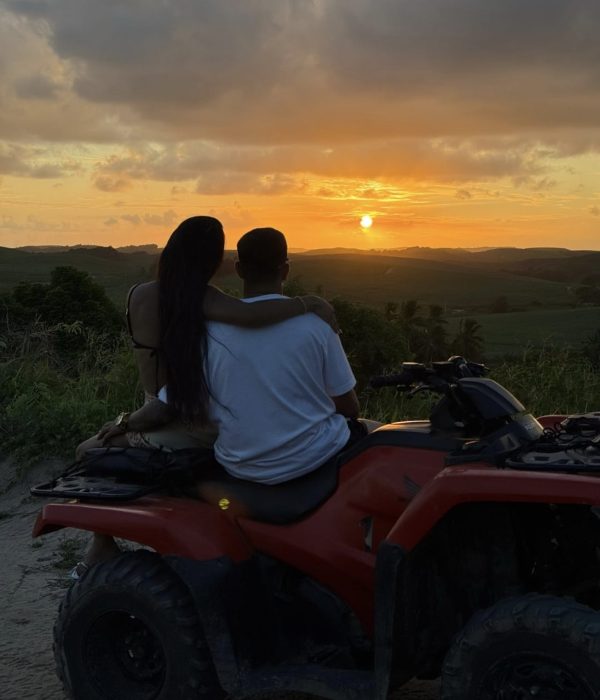 casal vendo o por do sol em quadriciclo porto de galinhas