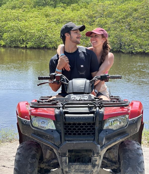 casal no quadriciclo em porto de galinhas de fundo o manguezal